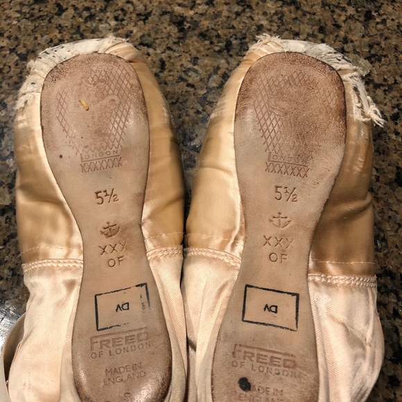 Old used pointe shoes - Picture 3 of 9